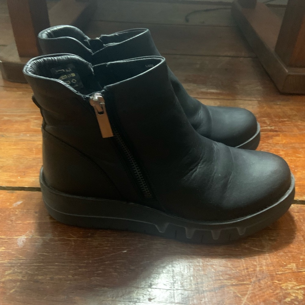 Miz Mooz Lass black leather ankle boots